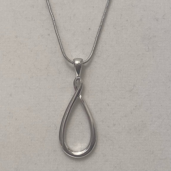 Lia Sophia silver overlay women infinity pendant minimalist necklace. Used. - Picture 6 of 8